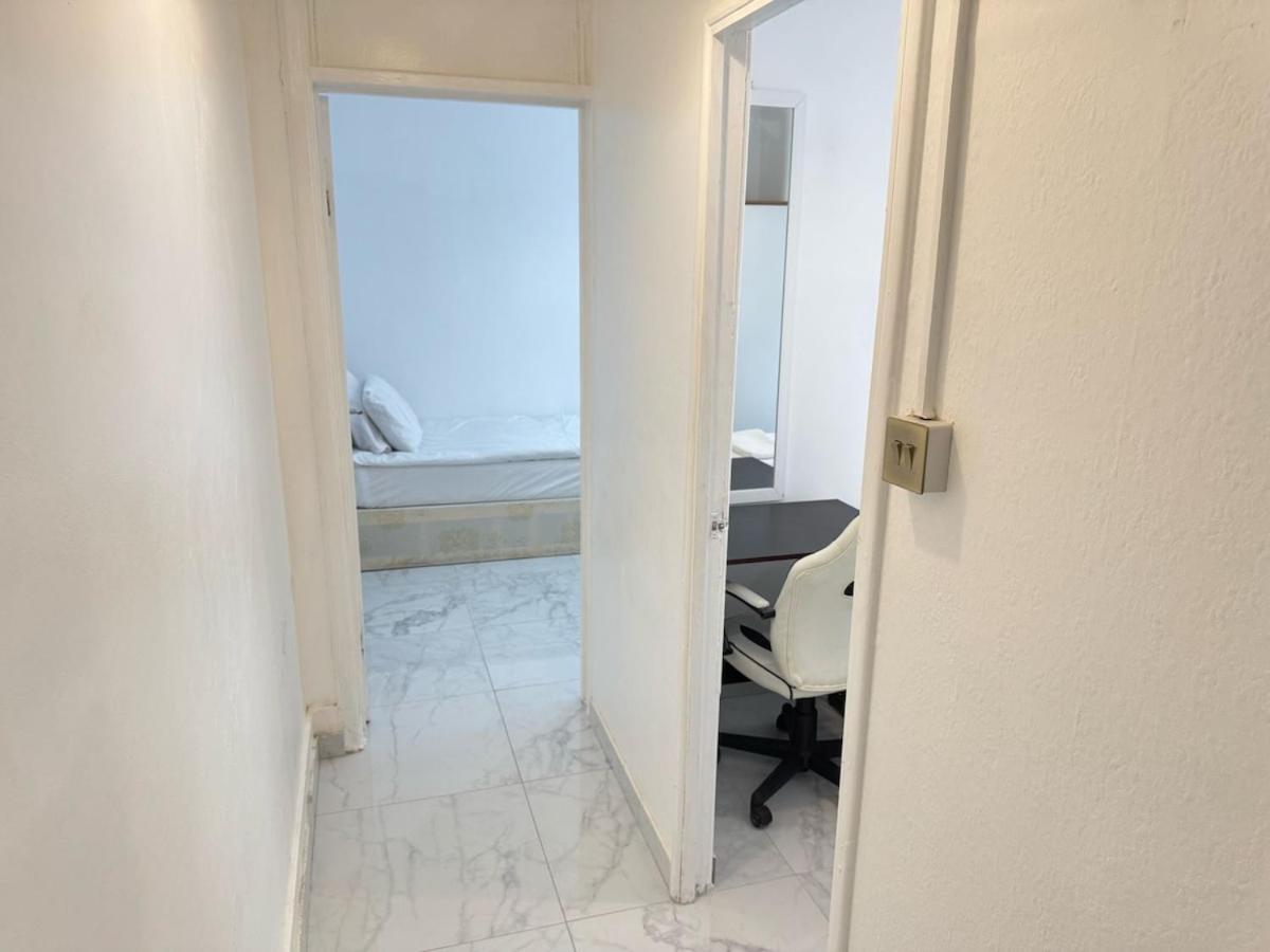 2 Bedroom Flat On First Floor Apartment *
