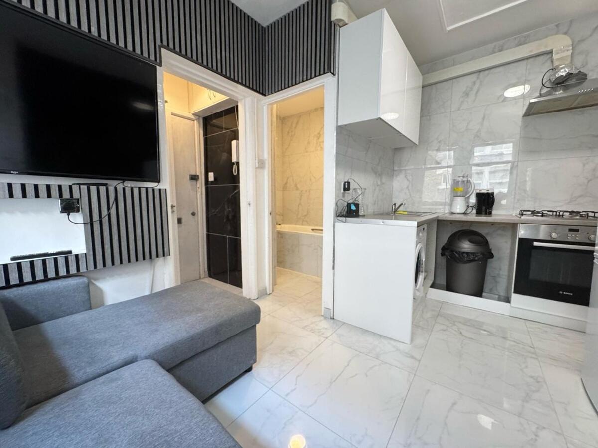2 Bedroom Flat On First Floor * London